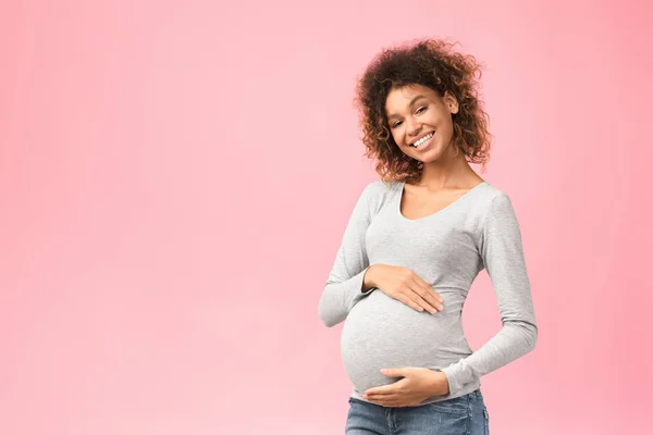 Cinta ibu sejati. Afrika-Amerika hamil memeluk perutnya — Stok Foto