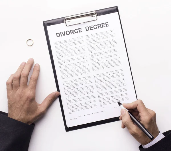 Mari signant le décret de divorce sur blanc, alliance — Photo