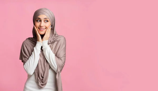 Surprised arabic girl in hijab touching her face in amazement — Stock Photo, Image