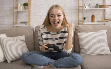 İskambil video spor evde duygusal genç kadın