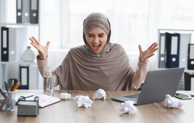 Stresli Arap kadın ofis çalışanı iş yerinde sinir krizi geçiriyor