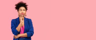 Stüdyoya bakan siyah kızın portresi.