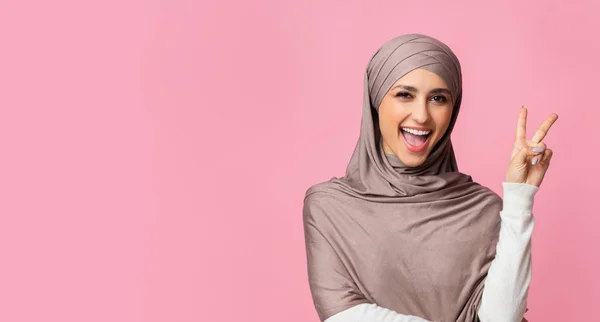 Positivo ragazza araba in hijab mostrando v-segno, dimostrando gesto di pace — Foto Stock