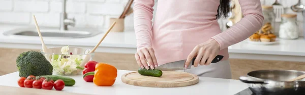 Vrouw bereidt verse salade in de keuken, panorama — Stockfoto