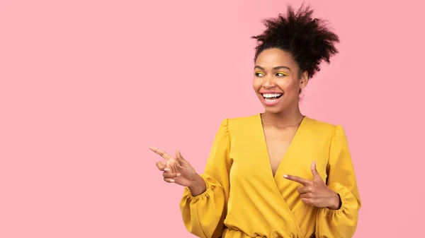 Aufgeregtes schwarzes Mädchen zeigt mit dem Finger auf freien Raum — Stockfoto