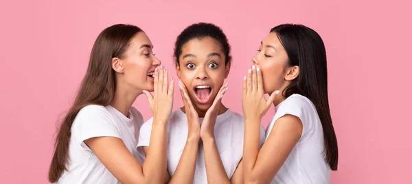 Tres chismosas chicas susurrando secretos de pie en el estudio, Panorama — Foto de Stock