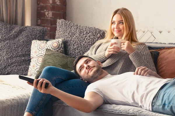 Jovem casal feliz relaxar em casa e assistir tv — Fotografia de Stock