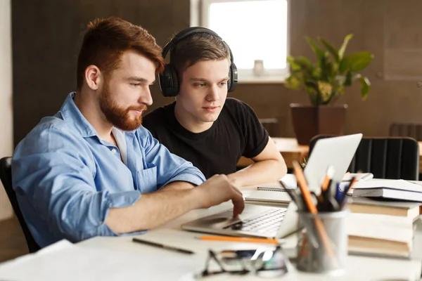 Concept d'éducation. Mates réseau internet sur ordinateur portable — Photo