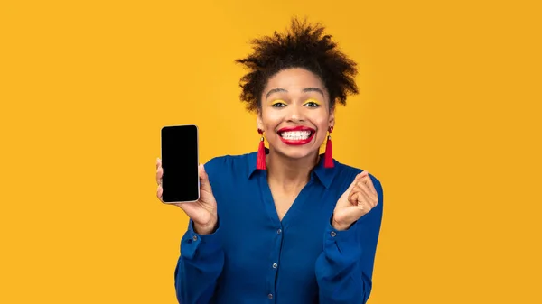 Afro girl showing blank black cellphone screen — Stock Photo, Image