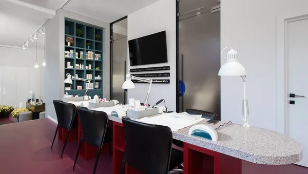 Elegante lugar de trabajo para la manicura en un salón de belleza, interior rosa — Foto de Stock