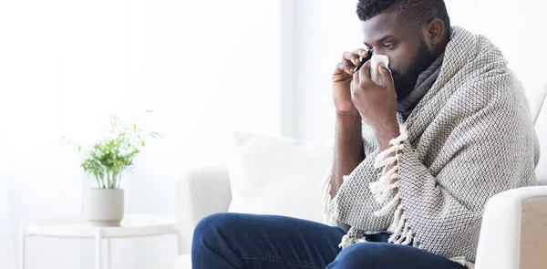 Sick african man calling to hospital for help, panorama — Stock Photo, Image