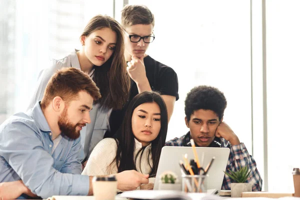 Universiteitsvrienden studeren samen in de bibliotheek, kopieerruimte — Stockfoto