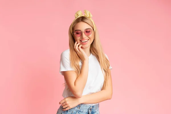 Romántico adolescente en rosa gafas tocando mejilla — Foto de Stock