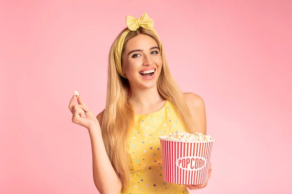 Millennial blond kvinna med popcorn titta på film — Stockfoto