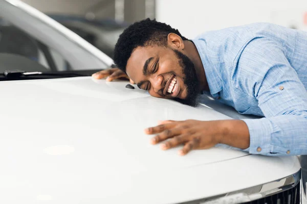 Boldog Afrikai Amerikai Férfi Ölelés Új Autó Autó Kereskedés — Stock Fotó