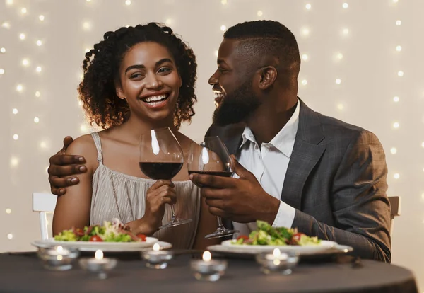 Ung afro man och kvinna äter middag i restaurang — Stockfoto