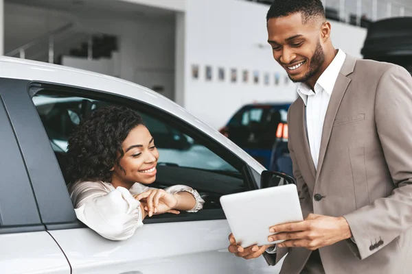 African American Woman Köpa bil i Auto Dealership Center — Stockfoto