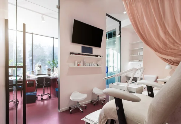 Салон красоты для ногтей педиатрические кресла в стиле арт-деко — стоковое фото