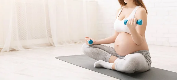 孕妇的哑铃在家锻炼 — 图库照片