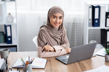 Modern Ofisteki İşyerinde Başörtüsü Giyen Milenyum Müslüman Kız