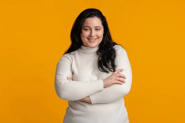 Young Plus Size Woman Posing With Folded Arms Over Yellow Background — 스톡 사진