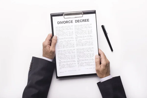 Ehemann liest juristisches Dokument über Scheidung auf Weiß — Stockfoto