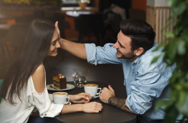 Kız Arkadaşa Dokunan Erkek Kahve Dükkanında Romantik Randevusu Var