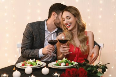 Romantik Adam Restoranda Kız Arkadaşa Aşk Sözleri Fısıldıyor