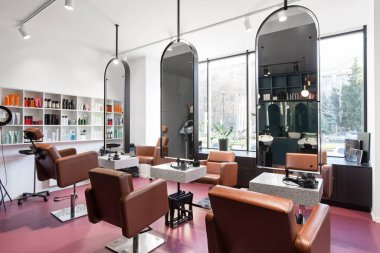 Makyaj sanatçıları için yerleri olan modern güzellik salonu