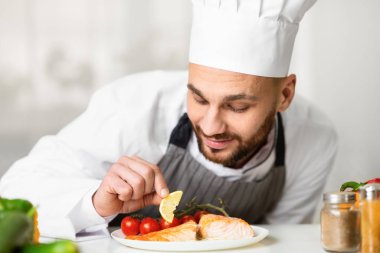 Profesyonel Aşçı Tabağı Kızarmış Somon Mutfakta duruyor