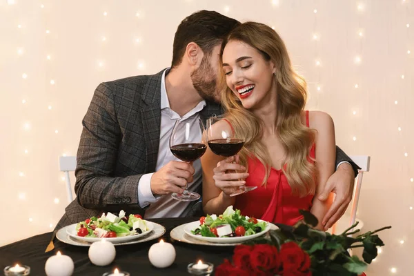 Romantisk man Viskande kärlek ord till flickvän på datum i restaurang — Stockfoto