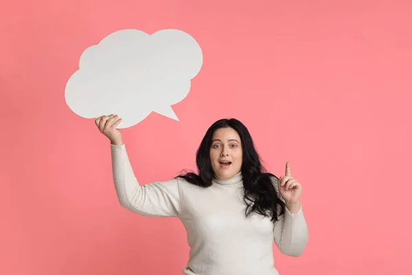 Opgewonden vrouw met overgewicht met lege spraakzeepbel en wijzende vinger omhoog — Stockfoto