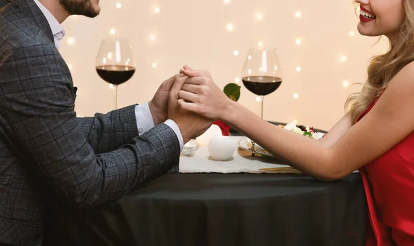 Κλείσιμο του ζεύγους κρατώντας τα χέρια στο εστιατόριο, έχοντας ρομαντική ημερομηνία — Φωτογραφία Αρχείου