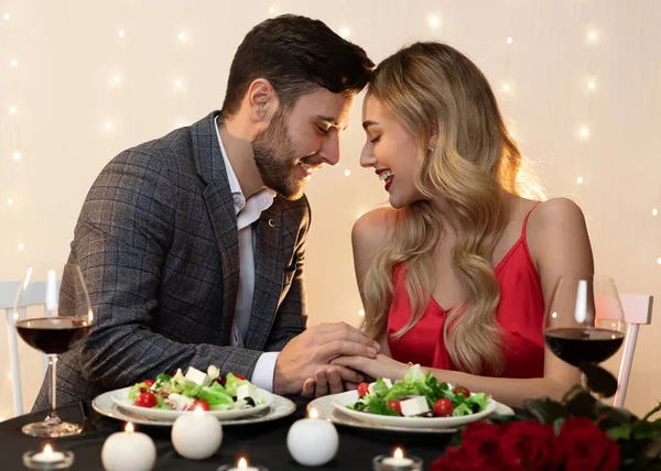 Pareja enamorada celebrando el Día de San Valentín en el restaurante, teniendo una cena romántica — Foto de Stock