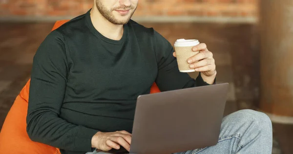 Cara irreconhecível usando laptop sentado em Beanbag cadeira interior, Panorama — Fotografia de Stock