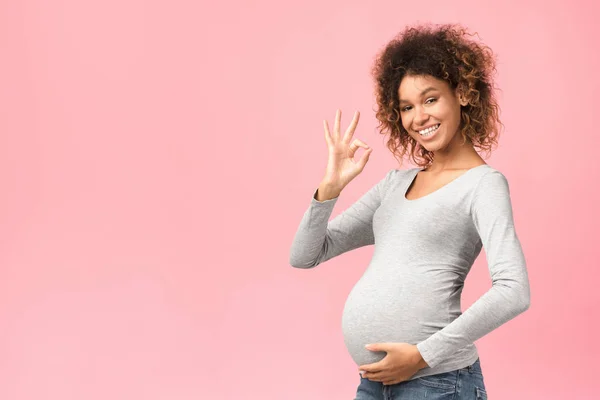 Επιτυχημένη εγκυμοσύνη. Θετική afro κορίτσι δείχνει ok σημάδι — Φωτογραφία Αρχείου