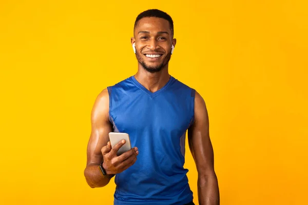 Portret van knappe atletische zwarte man met hoofdtelefoon — Stockfoto
