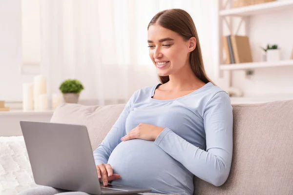 Happy Pregnant Lady Using Laptop Reading Blogs Sitting On Sofa — Stock Photo, Image