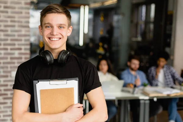 Heureux étudiant debout devant le groupe d'étudiants — Photo