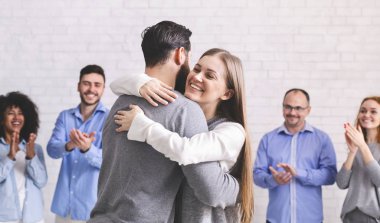 Mutlu Eşler Başarılı Grup Evlilik Terapisinden Sonra Danışmanlıkta Kucaklaşır