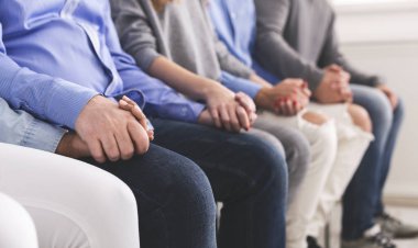 Tanımlanamayan bir grup bağımlı el ele tutuşuyor, rehabilitasyonda birlikte destek oluyorlar.