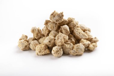 Beyaz arkaplanda soyalı kuru et yığını