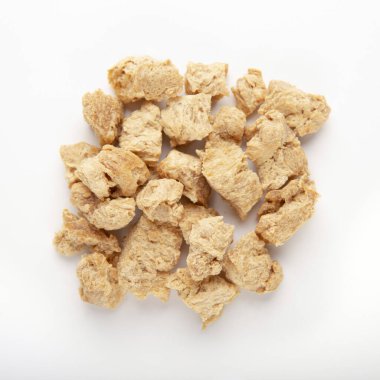 Beyaz zemin üzerinde izole edilmiş soya eti yığını