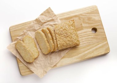 Tempe aperatifleri tahta kesme tahtasıyla kesilmiş.