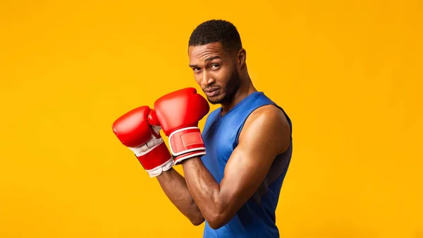 Gutaussehender Afro-Kämpfer demonstriert klassische Boxhaltung — Stockfoto