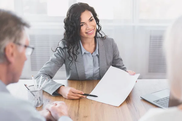 Terug biew van volwassen paar ondertekening contract op kantoor — Stockfoto