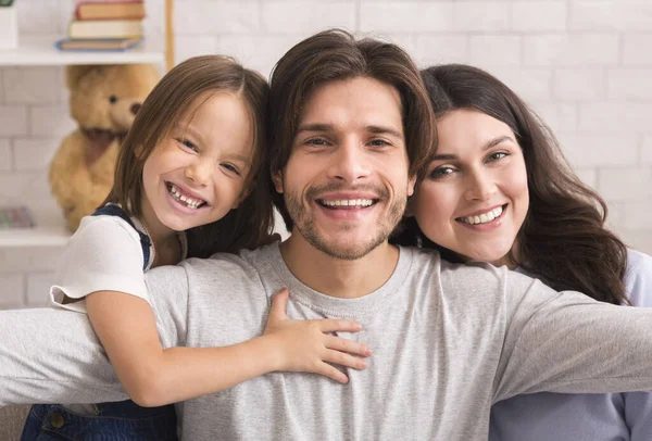 Szczęśliwy człowiek biorąc Selfie z jego żona i córka w domu — Zdjęcie stockowe