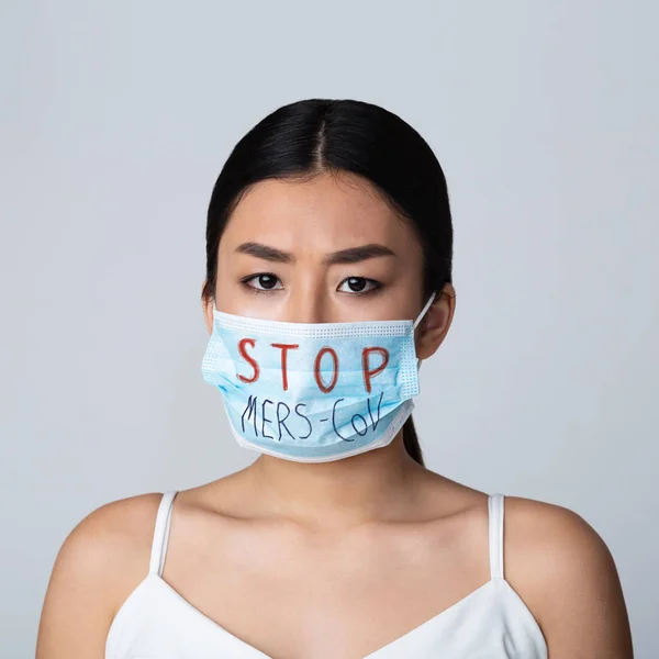 Portret van een zieke Aziatische vrouw met een beschermend medisch masker — Stockfoto