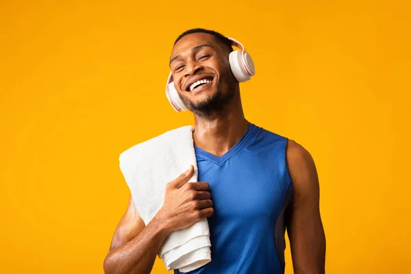 Portret van knappe atletische zwarte man met headset op — Stockfoto
