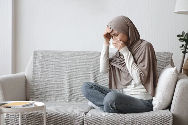 Malata ragazza musulmana che soffre di temperatura e naso che cola a casa — Foto Stock